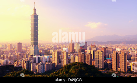 Taipei, Taiwan Abend Skyline. Stockfoto