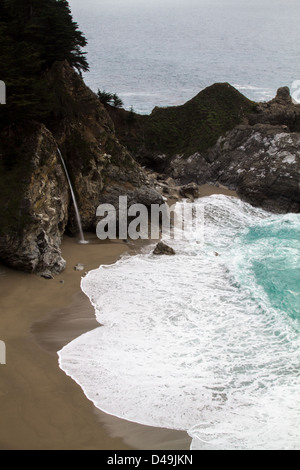 Lange Exposition Schuss von der schönen McWay Falls und Strand in Big Sur, Kalifornien. Stockfoto