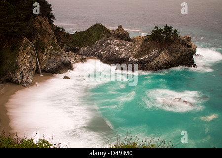 Lange Exposition Schuss von der schönen McWay Falls und Strand in Big Sur, Kalifornien. Stockfoto