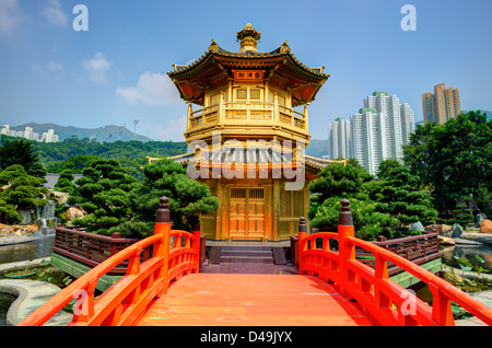 Goldener Pavillon der Vollkommenheit in Nan Lian Garden, Hong Kong, China. Stockfoto