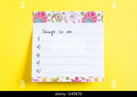 Nahaufnahme einer Kurznotiz sagen Things To Do List - gelber Hintergrund Stockfoto