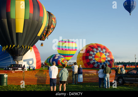 Frühaufsteher beobachten einen Vormittag auf der Krone des Maine Ballon Messe in Presque Isle, Maine zu starten. Stockfoto