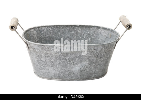 Haushaltswaren: alt, Zeit getragen, rostige verzinkte Waschschüssel, isoliert auf weißem Hintergrund Stockfoto