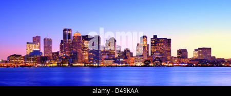 Boston, Massachusetts Abenddämmerung Panorama. Stockfoto