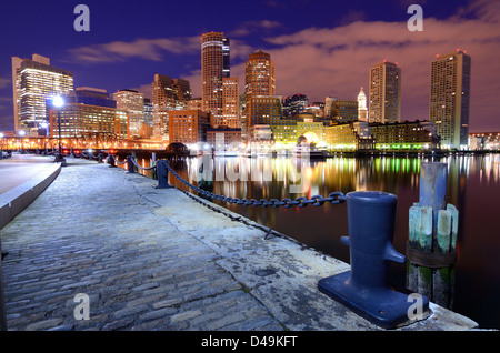 Financial District von Boston, Massachusetts betrachtet von Boston Harbor. Stockfoto