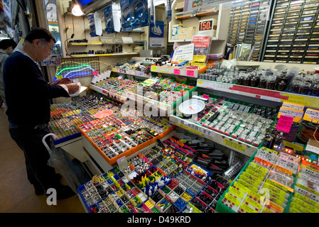 Elektrische Teile Händler Geschäfte in der Unterhaltungselektronik Bezirk Akihabara, Tokyo vertreibt elektrische Bauteile und Geräte. Stockfoto