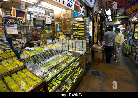 Elektrische Teile Händler Geschäfte in der Unterhaltungselektronik Bezirk Akihabara, Tokyo vertreibt elektrische Bauteile und Geräte. Stockfoto