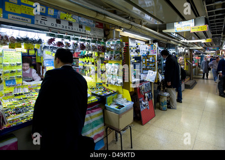 Elektrische Teile Händler Geschäfte in der Unterhaltungselektronik Bezirk Akihabara, Tokyo vertreibt elektrische Bauteile und Geräte. Stockfoto