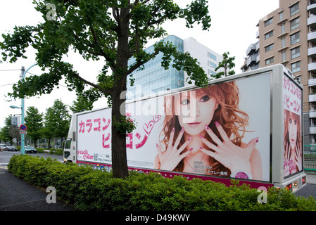 Ein großes Plakat Schild LKW Werbung junges Mädchen Mode vorbei auf der Straße von Shibuya, Tokio. Stockfoto