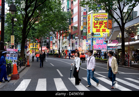 Dogenzaka Straße ist eine beliebte Viertel in Shibuya, Tokyo für Einkaufs- und Unterhaltungsmöglichkeiten. Stockfoto