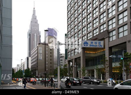 Straßenszene in Shibuya, Tokyo mit der NTT Docomo-Gebäude und das Tokyu Hands Kaufhaus. Stockfoto