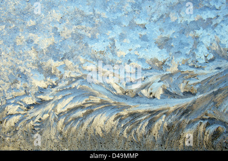 Eine aufwendige Muster von Frost scrollt dicht über Fensterglas Stockfoto