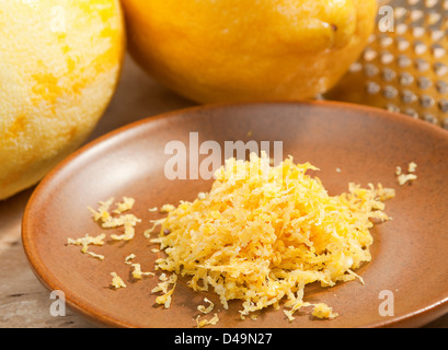 Ingeredient Zitronenschale auf braune Teller Stockfoto