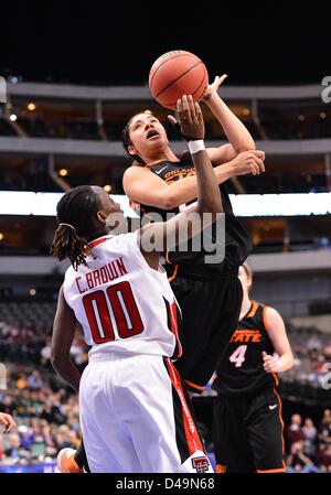 9. März 2013 - bewachen Dallas, TX, Vereinigte Staaten von Amerika - März 09, 2013..Oklahoma Zustand Brittney Martin #22 während BIG 12 Frauen Basketball-Meisterschaft Spiel im American Airlines Center in Dallas, TX. Oklahoma State besiegen Texas Tech 59-54. Stockfoto