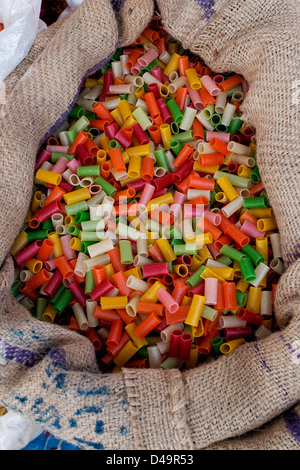 Indische Snacks weit weit verkauft trocken in der Masse von meschotschek auf einem indischen Markt Stockfoto