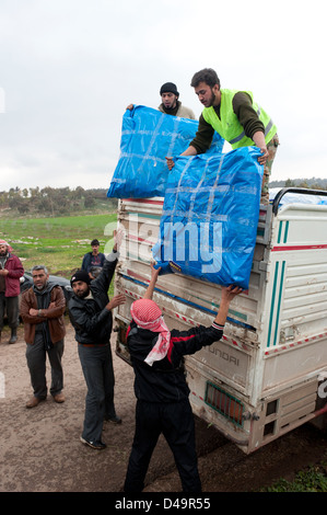 Die freie syrische Armee verteilen Zelte für die Flüchtlinge, Assaharia, Syrien Stockfoto