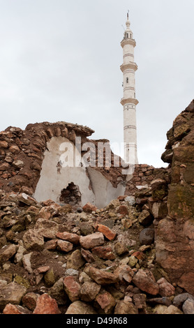 Eine zerstörte Moschee und die umliegenden Wohnhäuser, Maarat Hirmah, Syrien Stockfoto