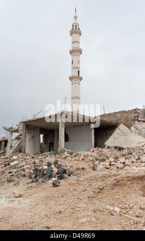 Eine zerstörte Moschee und die umliegenden Wohnhäuser, Maarat Hirmah, Syrien Stockfoto