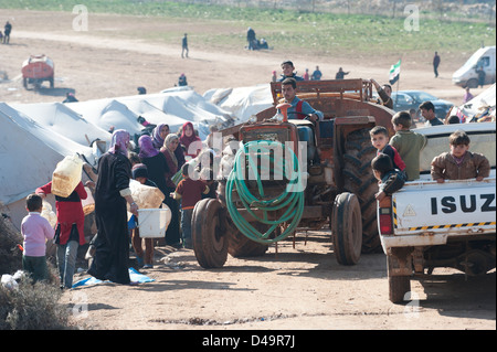 Ein Tankwagen mit Trinkwasser in der Atma-Flüchtlingslager an der türkischen Grenze, Syrien Stockfoto