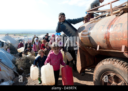 Ein Tankwagen mit Trinkwasser in der Atma-Flüchtlingslager an der türkischen Grenze, Syrien Stockfoto