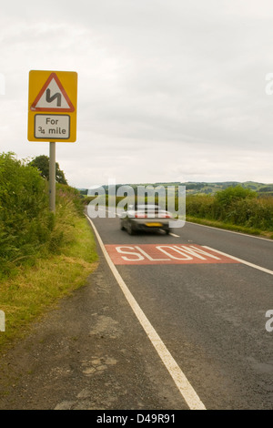 Ein Sportwagen fahren entlang einer Landstraße in der britischen Landschaft. Stockfoto