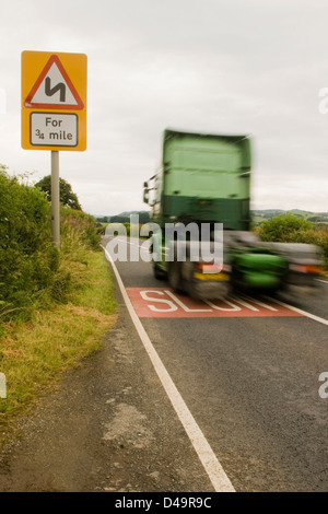 Eine Lkw-Zugmaschine mit Geschwindigkeit entlang einer ländlichen Landstraße in der englischen Landschaft UK. Stockfoto