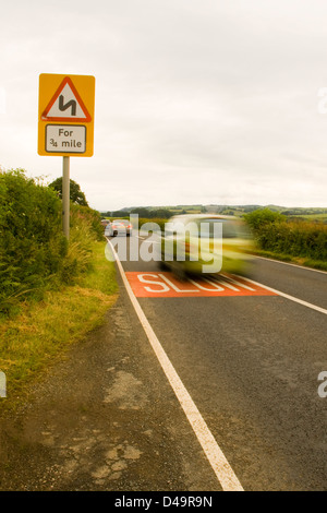 Autos in Richtung Beschleunigung a' auf einer ländlichen Landstraße biegen. Stockfoto