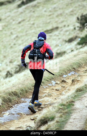 Fiel der Läufer in der Berglauf im Peak District Stockfoto