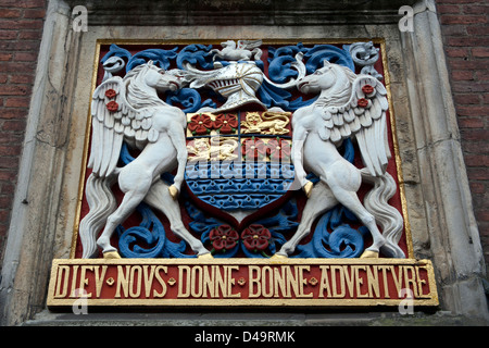 Das Wappen über dem Eingang zum Kaufmann Abenteurer Hall - eine mittelalterliche Guildhall - in der Stadt von York, Fossgate Stockfoto