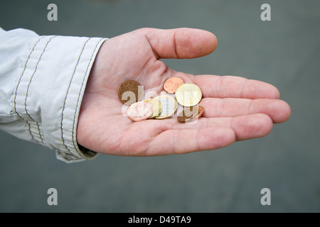 Berlin, Deutschland, Hand mit ein paar Münzen Stockfoto