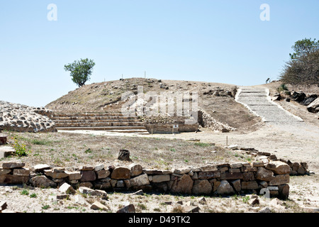 Blick auf Pfad führt vom unteren Ebene Plaza C zu großen Ballspielplatz restaurierten kürzlich eröffneten Pre Columbian Atzompa Ruinen Oaxaca Stockfoto