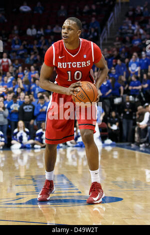 Newark, New Jersey. 8. März 2013. Rutgers Scarlet Knights Guard Mike Poole (10) blickt auf mit dem Ball in der NCAA Basketball-Spiel zwischen der Rutgers Scarlet Knights und Seton Hall Pirates im Prudential Center in Newark, New Jersey. Die Rutgers Scarlet Knights schlagen Seton Hall Pirates, 56-51. Stockfoto