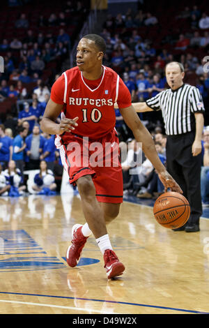 Newark, New Jersey. 8. März 2013. Rutgers Scarlet Knights guard Mike Poole (10) in Aktion mit dem Ball bei den NCAA-Basketball-Spiel zwischen der Rutgers Scarlet Knights und Seton Hall Pirates im Prudential Center in Newark, New Jersey. Die Rutgers Scarlet Knights schlagen Seton Hall Pirates, 56-51. Stockfoto