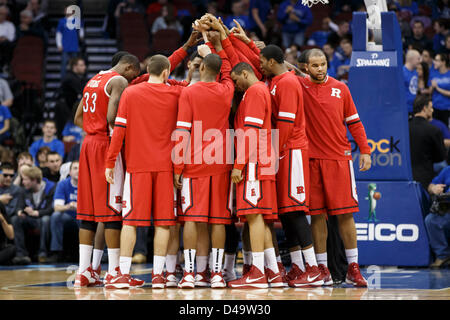 Newark, New Jersey. 8. März 2013. Rutgers Scarlet Knights drängen zusammen bei den NCAA-Basketball-Spiel zwischen der Rutgers Scarlet Knights und Seton Hall Pirates im Prudential Center in Newark, New Jersey. Die Rutgers Scarlet Knights schlagen Seton Hall Pirates, 56-51. Stockfoto