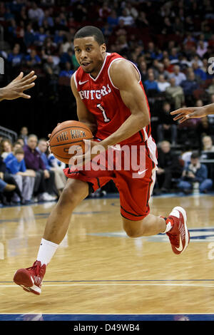 Newark, New Jersey. 8. März 2013. Rutgers Scarlet Knights bewachen Jerome Seagears (1) in Aktion mit dem Ball bei den NCAA-Basketball-Spiel zwischen der Rutgers Scarlet Knights und Seton Hall Pirates im Prudential Center in Newark, New Jersey. Die Rutgers Scarlet Knights schlagen Seton Hall Pirates, 56-51. Stockfoto