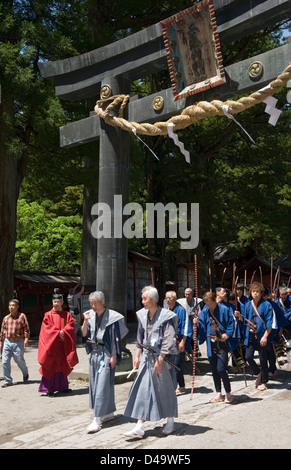 Festival Prozession bewegt sich durch ein Tor am Futarasan-Schrein für die jährliche Frühjahrstagung des Shunki Reitaisai in Nikko, Tochigi, Japan. Stockfoto
