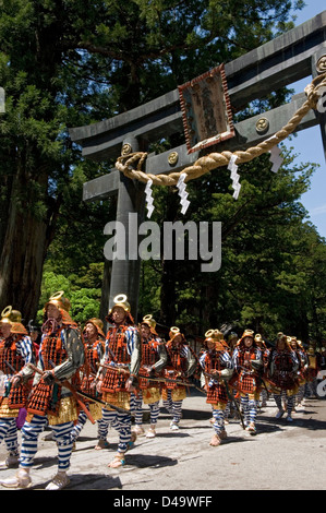 Festival Prozession bewegt sich durch ein Tor am Futarasan-Schrein für die jährliche Frühjahrstagung des Shunki Reitaisai in Nikko, Tochigi, Japan. Stockfoto