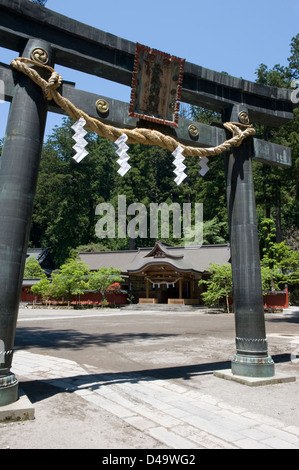 Ein Heiliger Torii-Tor mit gedrehten Seil Shimenawa am Futarasan-Schrein in Nikko, Tochigi, Japan. Stockfoto