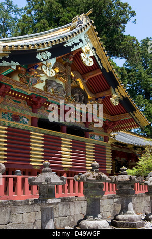 Kunstvoll verzierte Gold Sakralbau umgeben von Steinlaternen im Tōshōgū Jinja Schrein in Nikko, Tochigi, Japan. Stockfoto