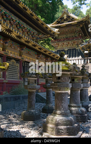 Kunstvoll verzierte Gold Sakralbauten umgeben von Steinlaternen im Tōshōgū Jinja Schrein in Nikko, Tochigi, Japan. Stockfoto