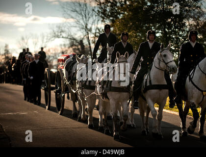 Mitglieder von US Navy zeremonielle Guard escort die Särge während der Beerdigung mit vollen militärischen Ehren für zwei Segler erholt aus dem Panzerschiff USS Monitor auf dem Arlington National Cemetery 8. März 2013 in Arlington, VA. Der Monitor sank vor Cape Hatteras, NC während des Bürgerkrieges im Jahre 1862. Stockfoto