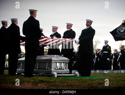 Mitglieder von US Navy zeremonielle Guard escort die Särge während der Beerdigung mit vollen militärischen Ehren für zwei Segler erholt aus dem Panzerschiff USS Monitor auf dem Arlington National Cemetery 8. März 2013 in Arlington, VA. Der Monitor sank vor Cape Hatteras, NC während des Bürgerkrieges im Jahre 1862. Stockfoto