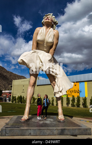 "Forever Marilyn," die 26-Fuß-hohe Statue des Künstlers Seward Johnson auf dem Display in Palm Springs. Stockfoto