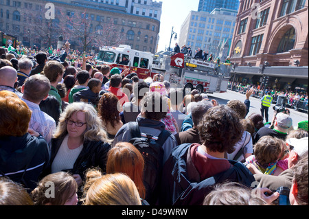 Menge an Sainte-Catherine Street, Teilnahme an der St. Patricks Day Parade in Montreal, Québec, Kanada. Stockfoto