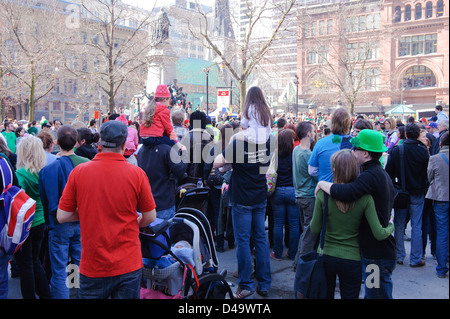 Drängen Sie sich an der St. Patricks Day Parade in Montreal, Québec, Kanada. Stockfoto