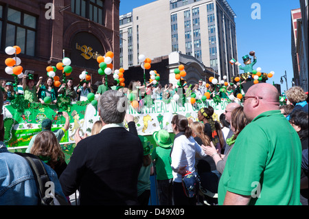 Menge an Sainte-Catherine Street, Teilnahme an der St. Patricks Day Parade in Montreal, Québec, Kanada. Stockfoto