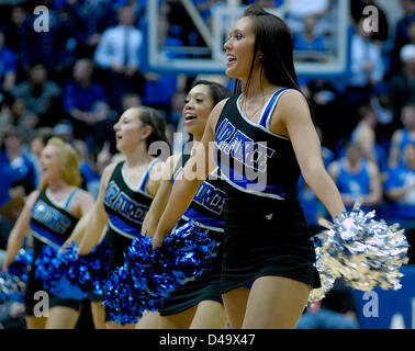 Colorado Springs, Colorado, USA. 9. März 2013.  Die Air Force Academy Dance Team während der Mountain West Conference Aktion zwischen New Mexico Lobos und die Air Force Academy Falcons Clune Arena, United States Air Force Academy, Colorado Springs, Colorado. Air Force stört die #12 rangiert New Mexico Lobos 89-88. Stockfoto
