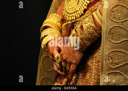 reiche gold Schmuck an den Händen einer muslimischen Braut in Indien Stockfoto