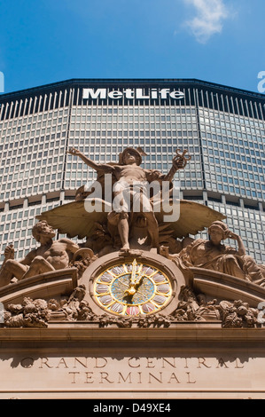 Die Statue des Merkur auf Grand Central Station gegen das Met Life Building an der Park Avenue in Midtown Manhattan Stockfoto