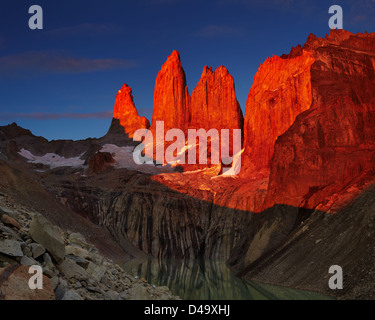 Dramatische Sonnenaufgang im Torres del Paine Nationalpark, Patagonien, Chile Stockfoto